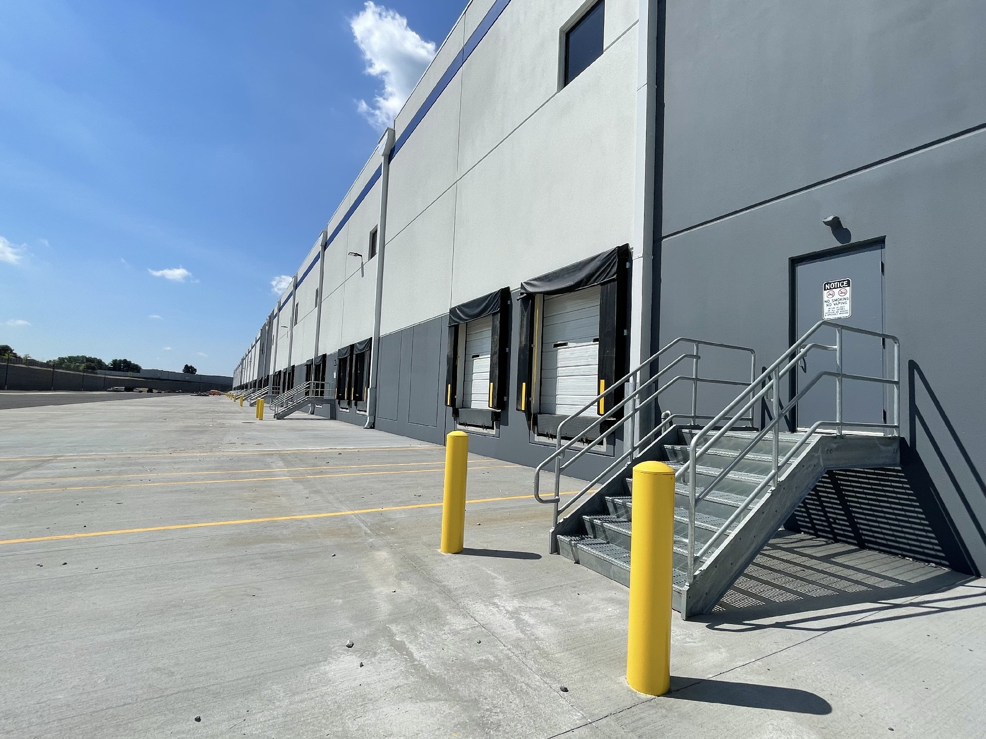 1660127511209493.jpg 仓库出货口外景.jpg