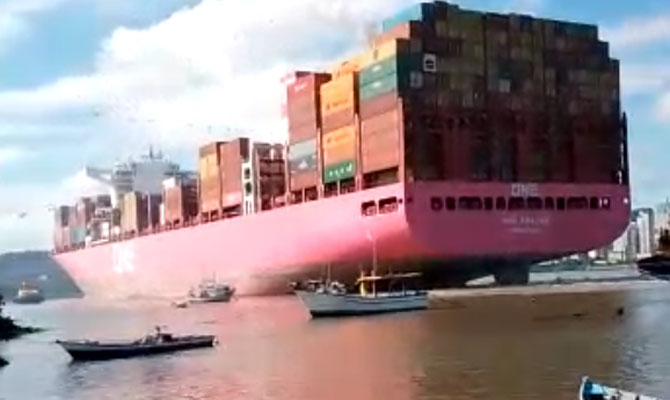 一艘满载中国货物的ONE货船首航搁浅-西邮物流